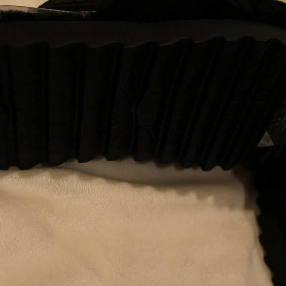 NIB UGG WOMEN'S FLUFF‎ SHEARLING SLIPPER SANDALS BLACK - Picture 4 of 10